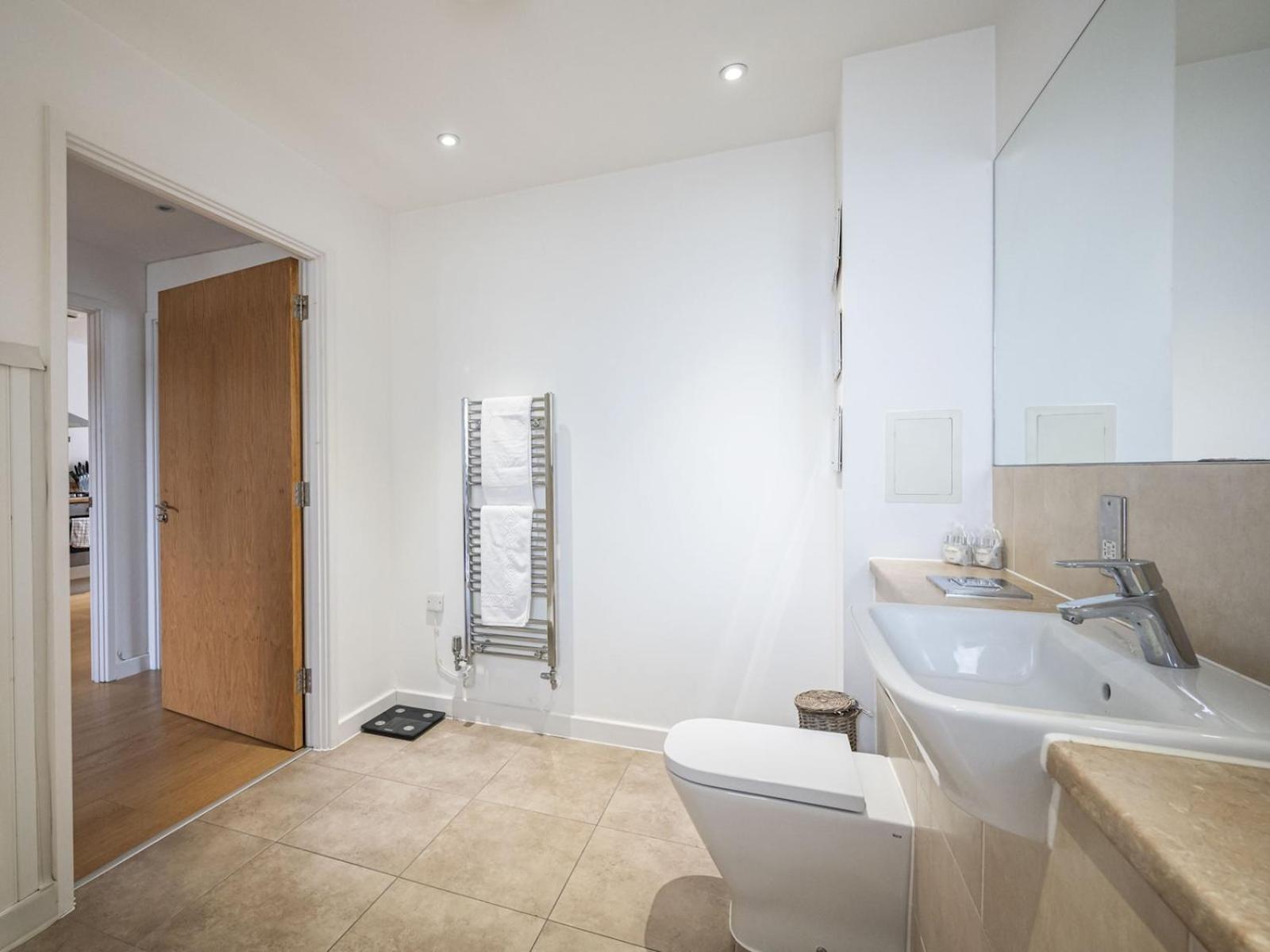 London Apartment Near Tower Bridge And Tube Pass The Keys ภายนอก รูปภาพ